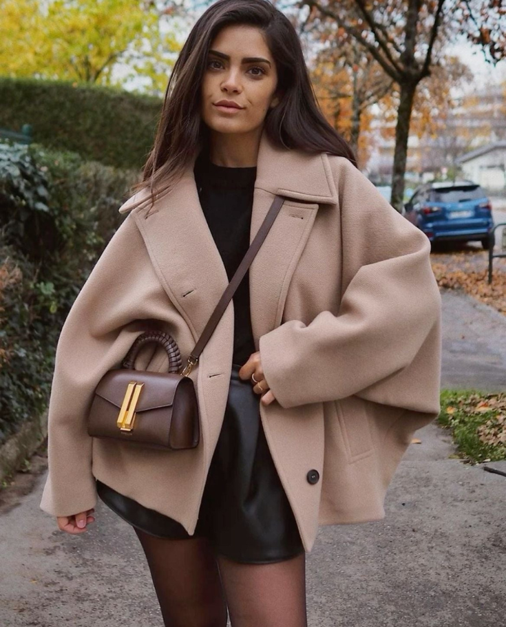 Manteau court en laine | simple boutonnage | coupe ample | manteau en laine ample | trench en laine pour femme