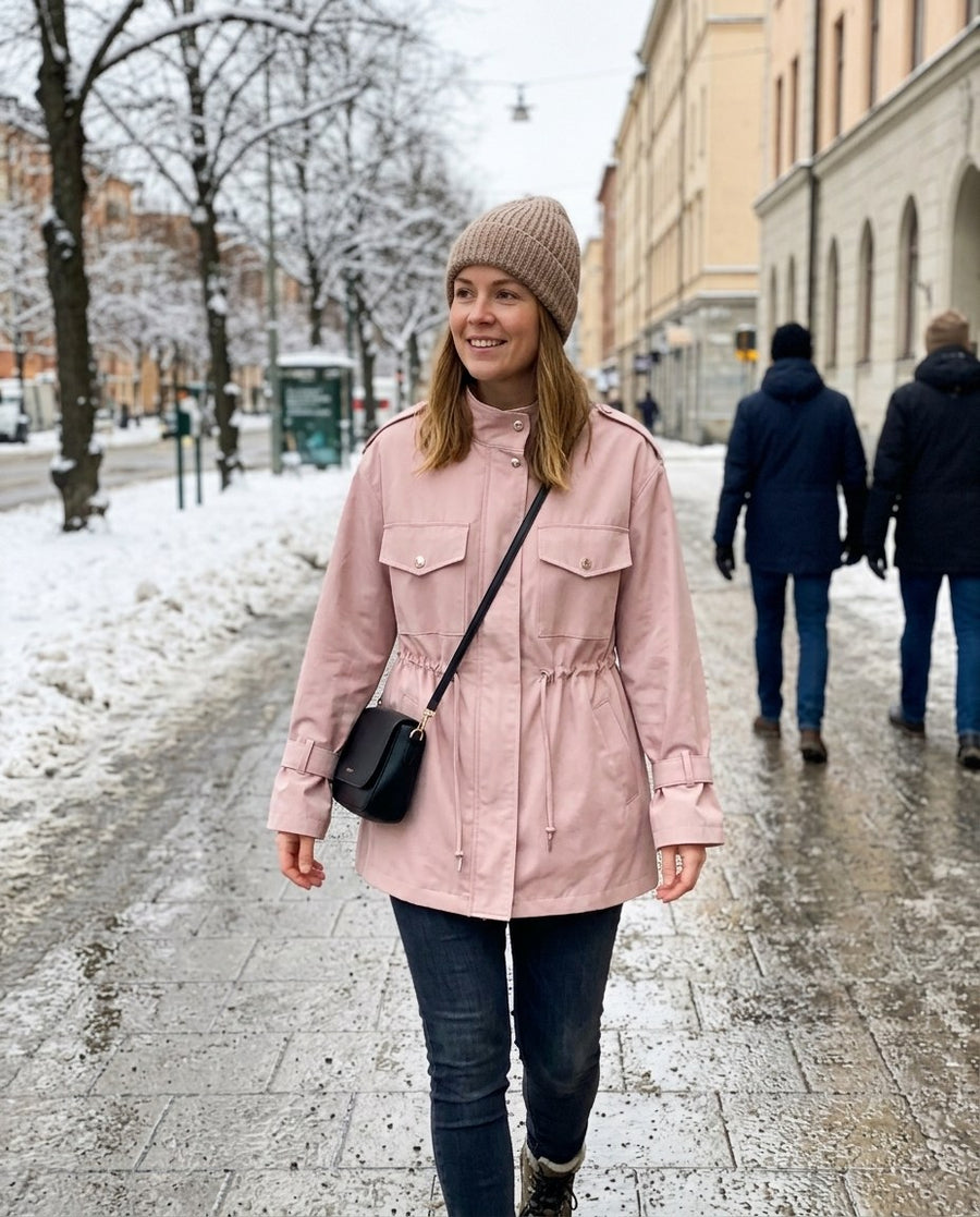 Patricia, dam cargo-trenchcoat inför hösten i rosa, stylinginspiration på en snöig gata