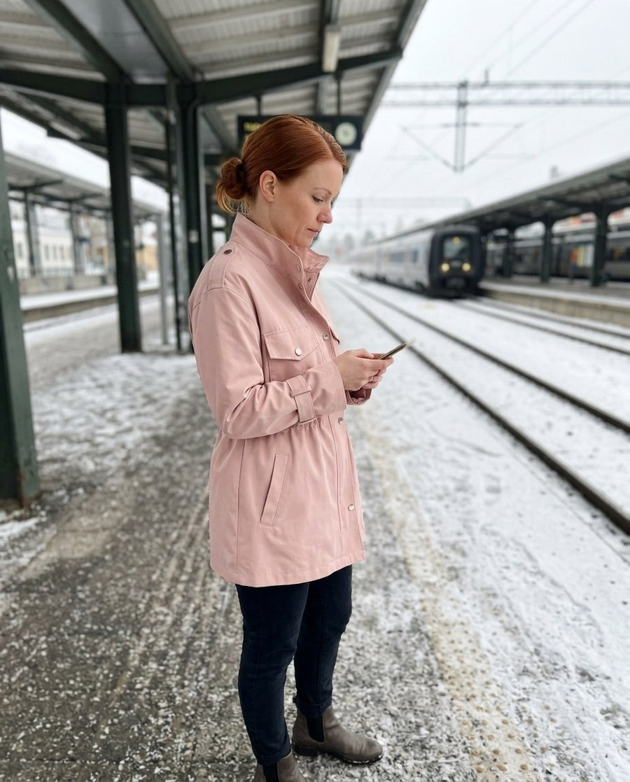 Patricia, dam cargo-trenchcoat inför hösten i rosa, stylinginspiration på en perron