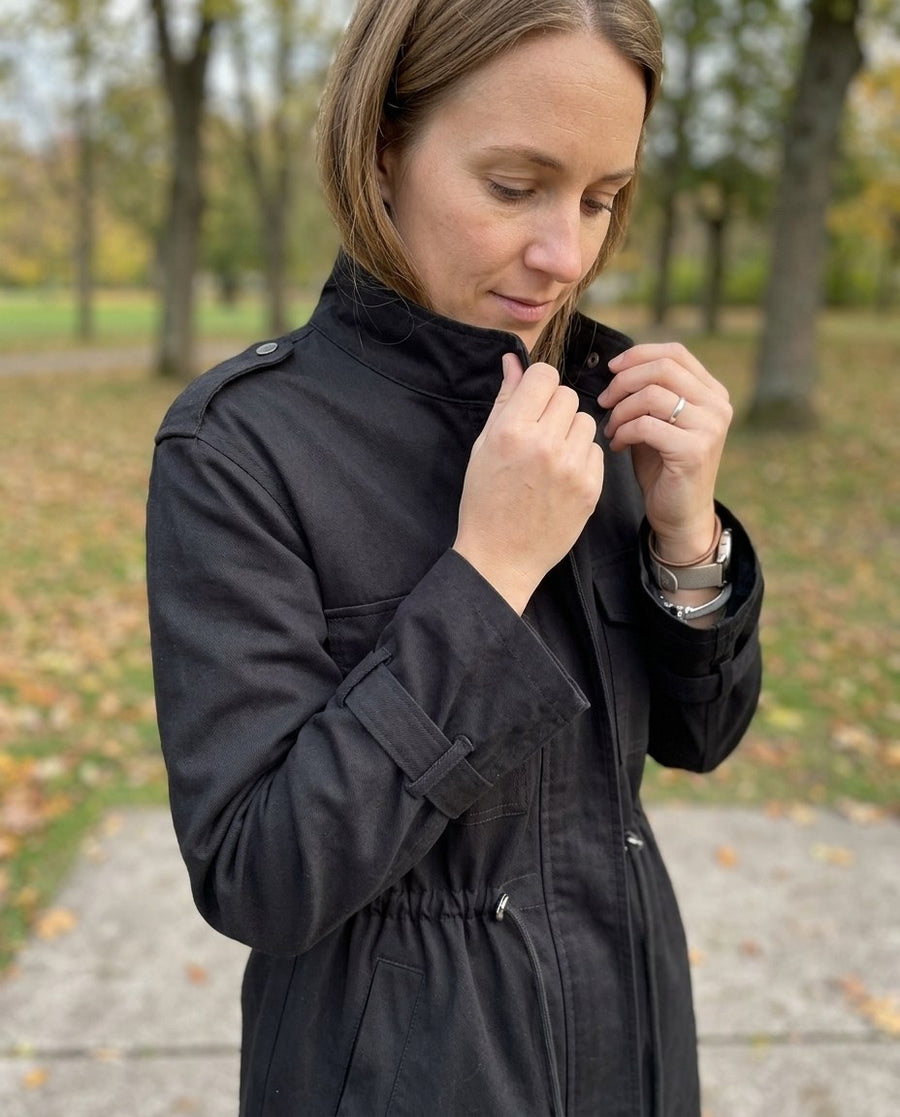 Patricia, dam cargo-trenchcoat inför hösten i svart, stylinginspiration närbild på materialet