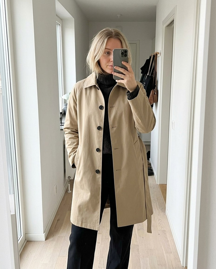 Dam Traditionell Kort Trenchcoat med Bred Krage, dam traditionell kort trenchcoat med bred krage i beige, stylinginspiration spegelbild i hallen