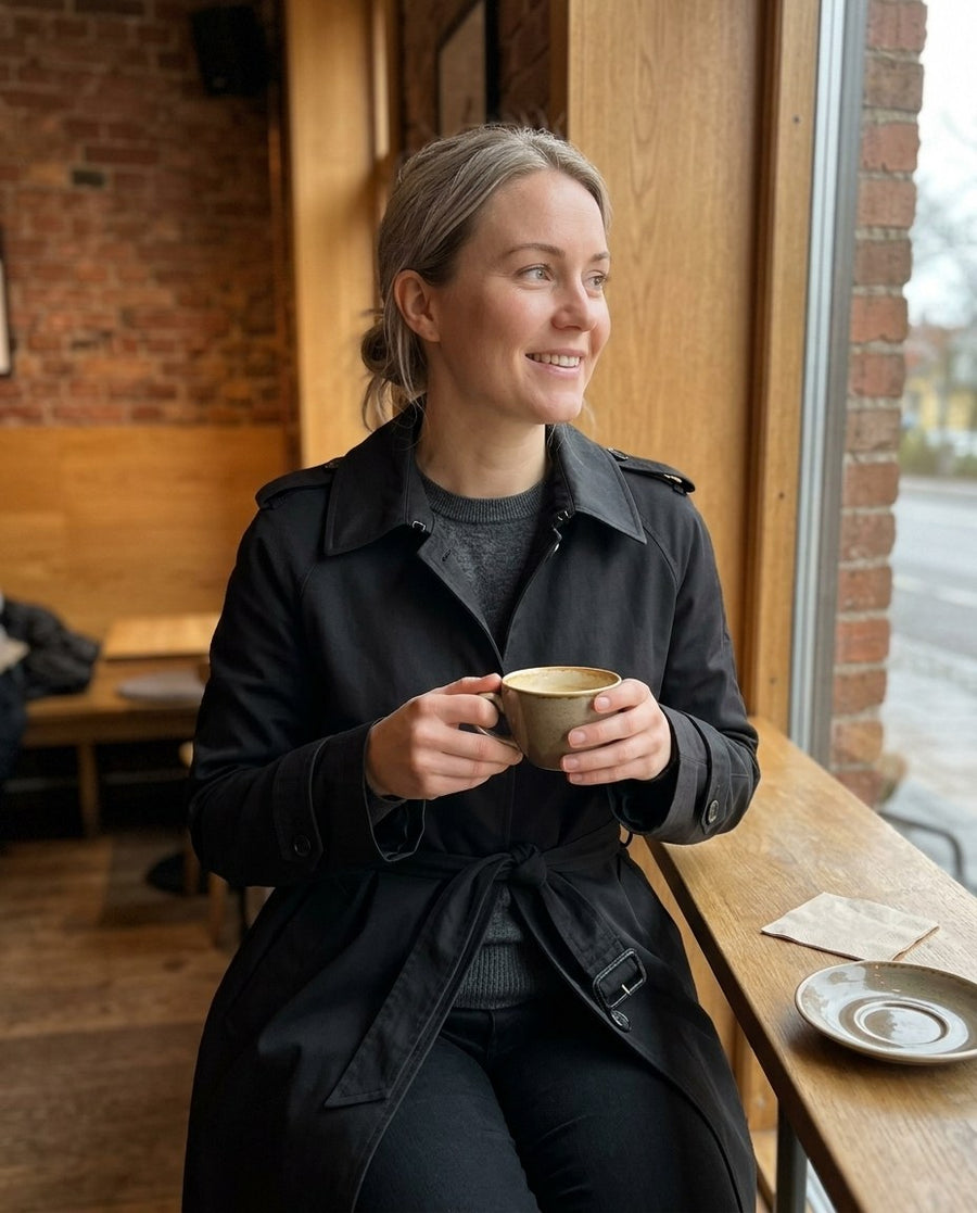 Dam Traditionell Kort Trenchcoat med Bred Krage, dam traditionell kort trenchcoat med bred krage i svart, stylinginspiration på ett kafé