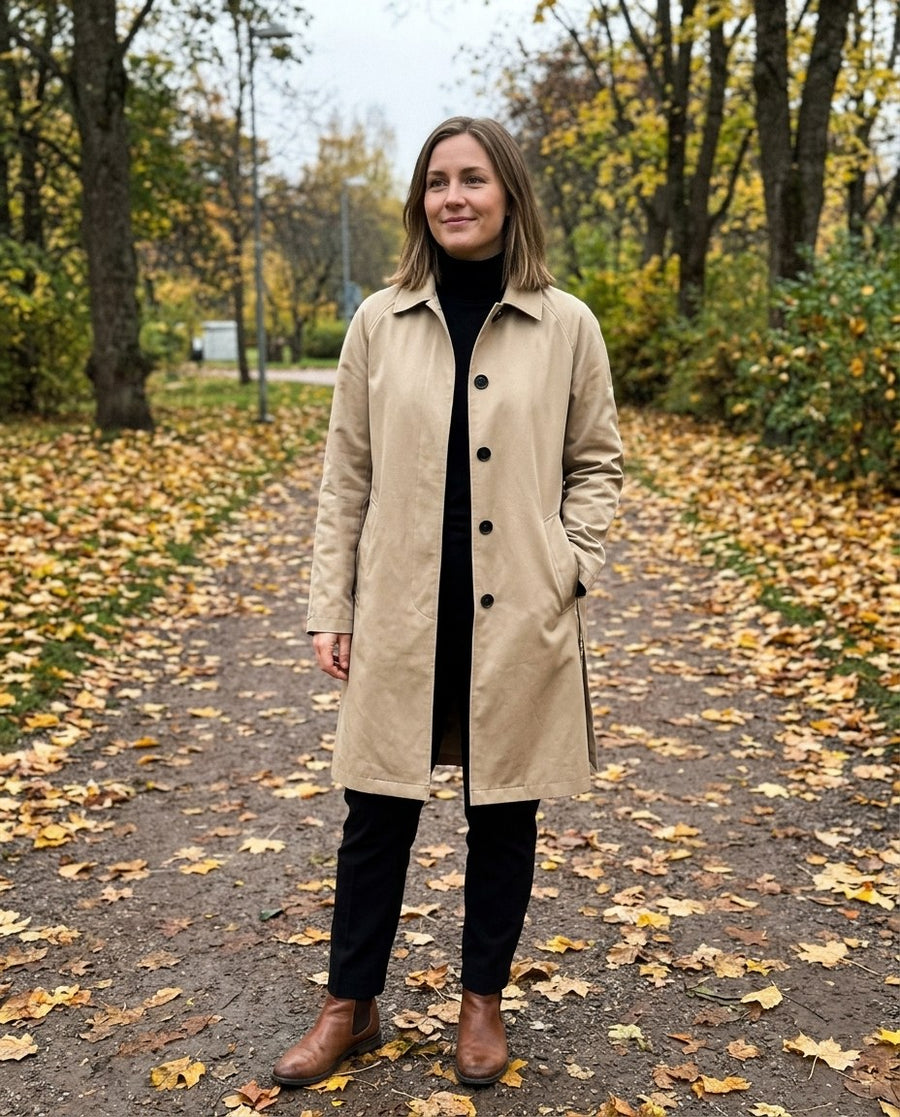 Evig Elegans, dam kort trenchcoat med krage i beige, stylinginspiration i en höstpark