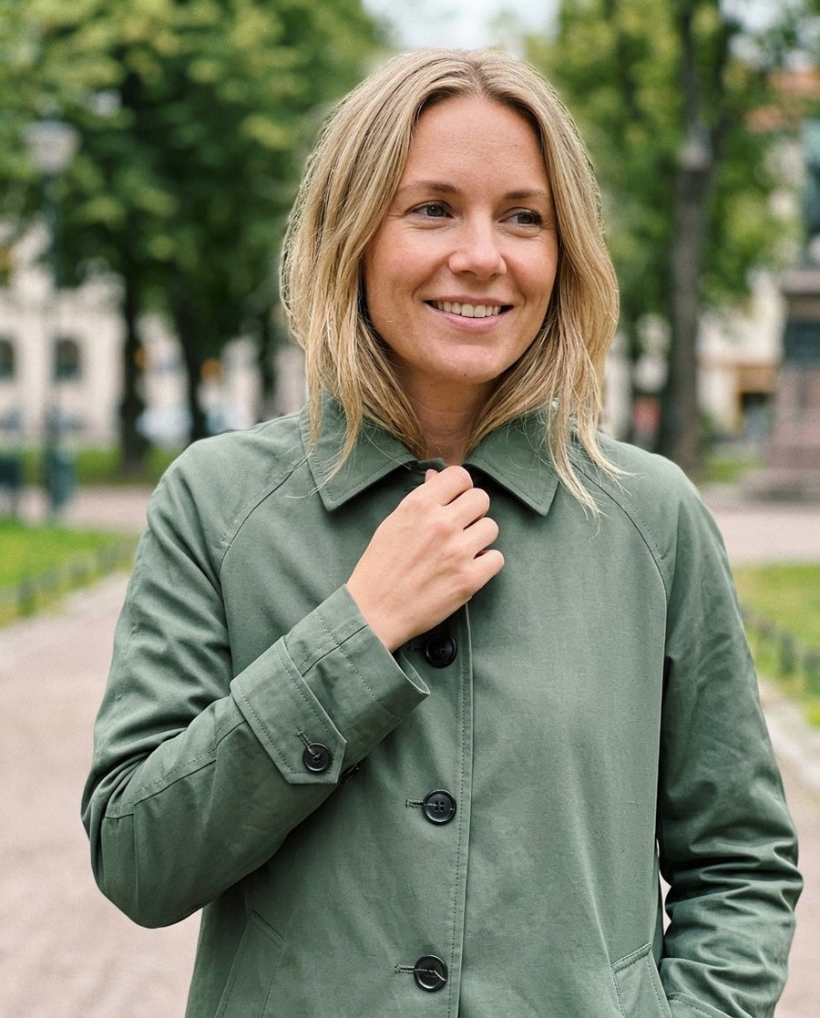 Evig Elegans, dam kort trenchcoat med krage i grön, stylinginspiration närbild på materialet
