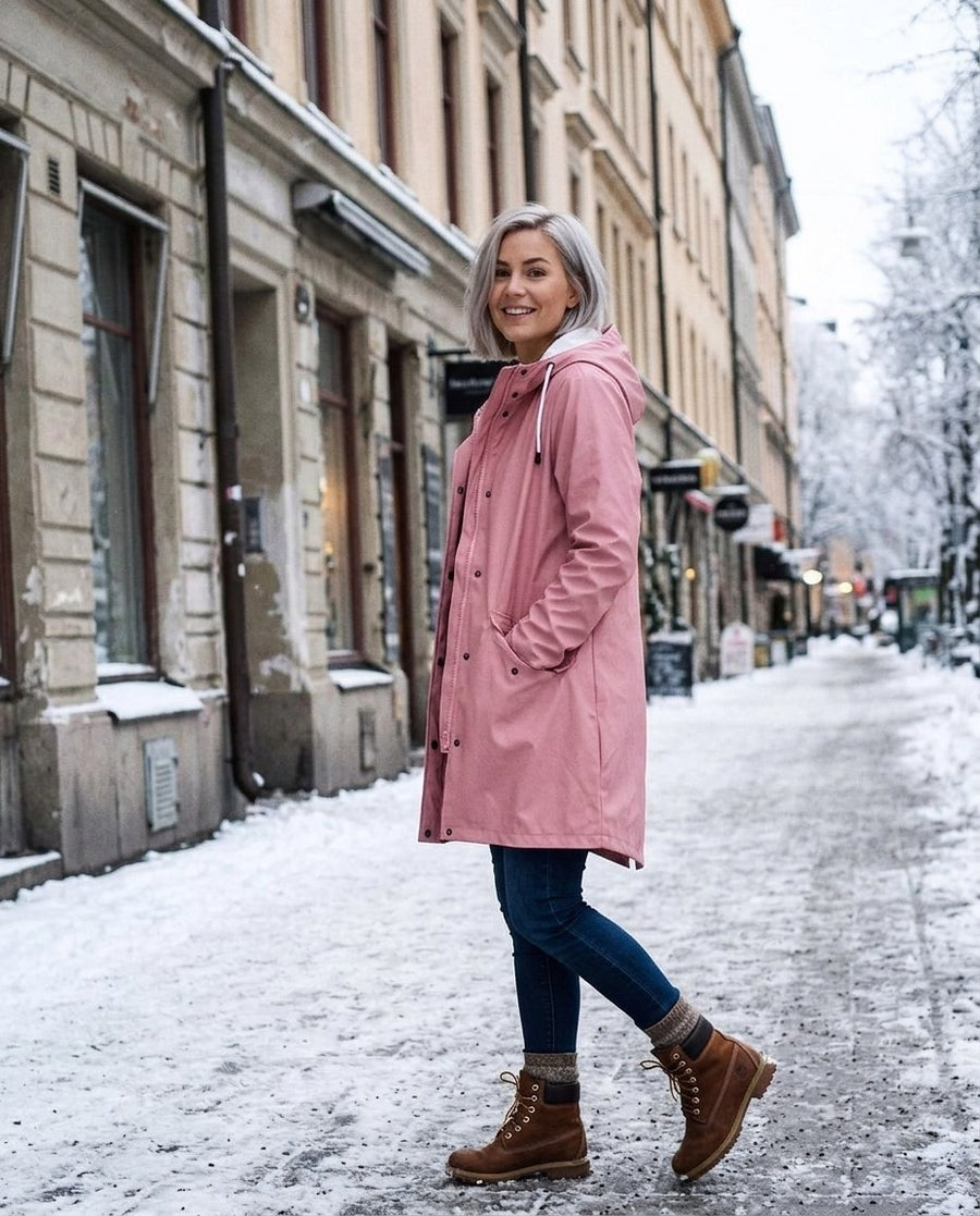 Dam Vindtät Trenchcoat med Vattenavvisande Funktion, dam vindtät trenchcoat med vattenavvisande funktion i rosa, stylinginspiration på en snöig gata