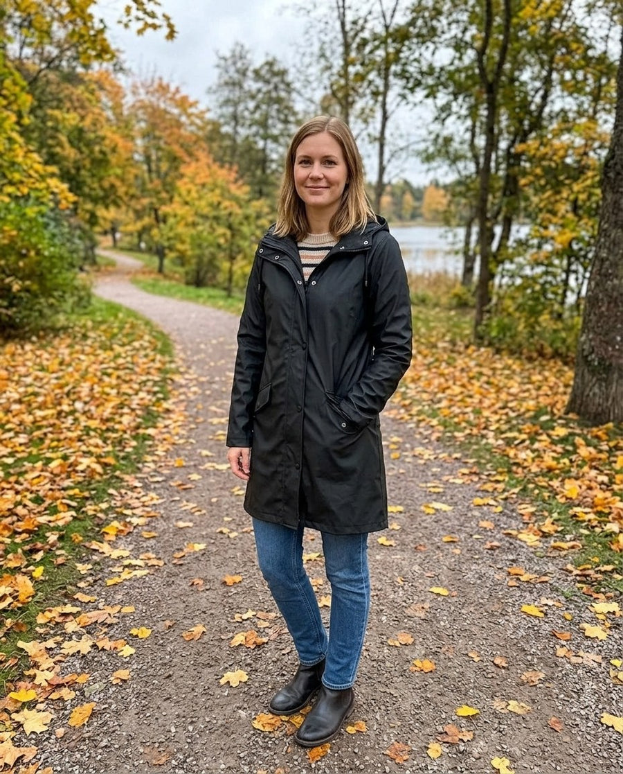 Dam Vindtät Trenchcoat med Vattenavvisande Funktion, dam vindtät trenchcoat med vattenavvisande funktion i svart, stylinginspiration i en höstpark