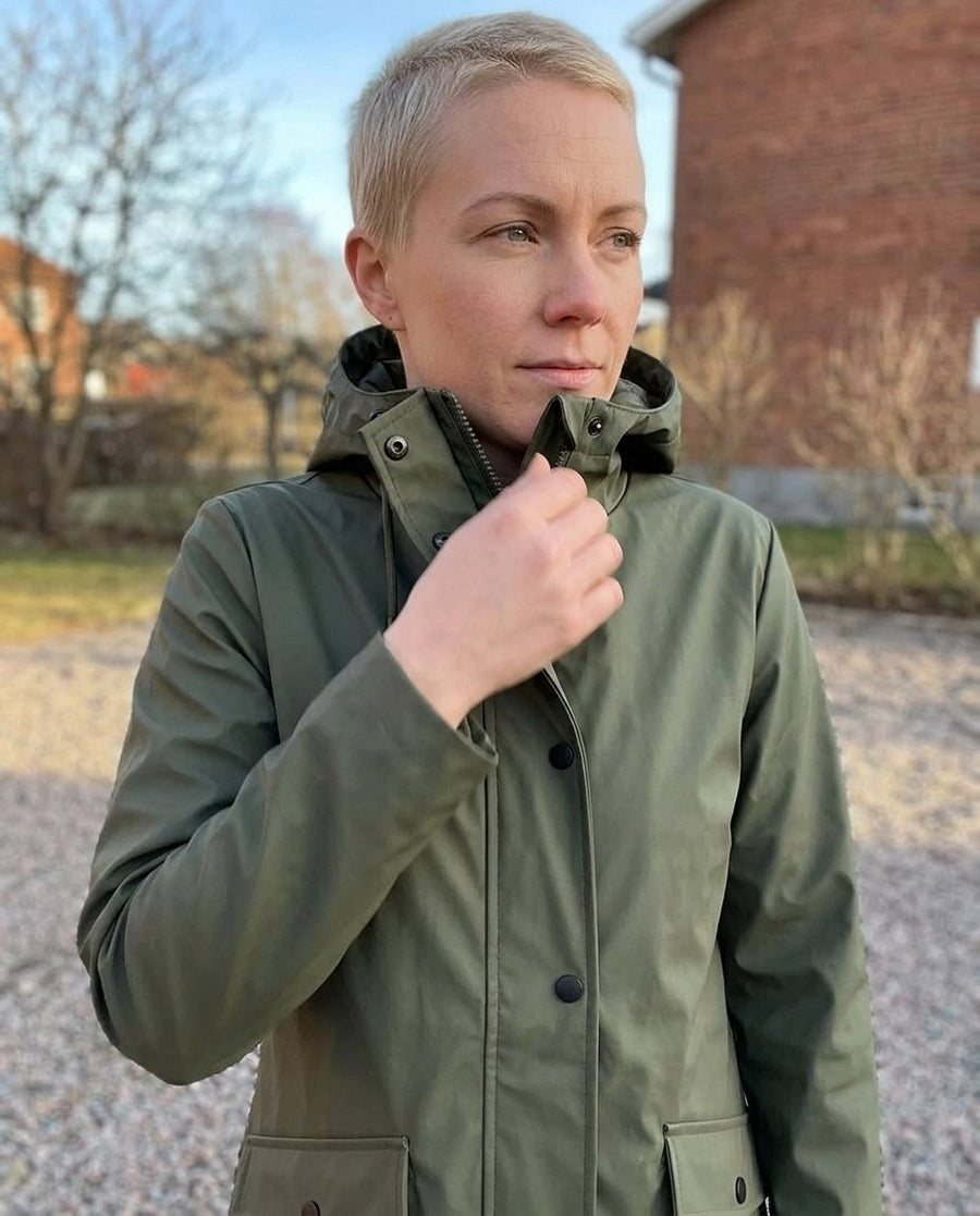 Dam Vindtät Trenchcoat med Vattenavvisande Funktion, dam vindtät trenchcoat med vattenavvisande funktion i armégrön, stylinginspiration närbild på materialet