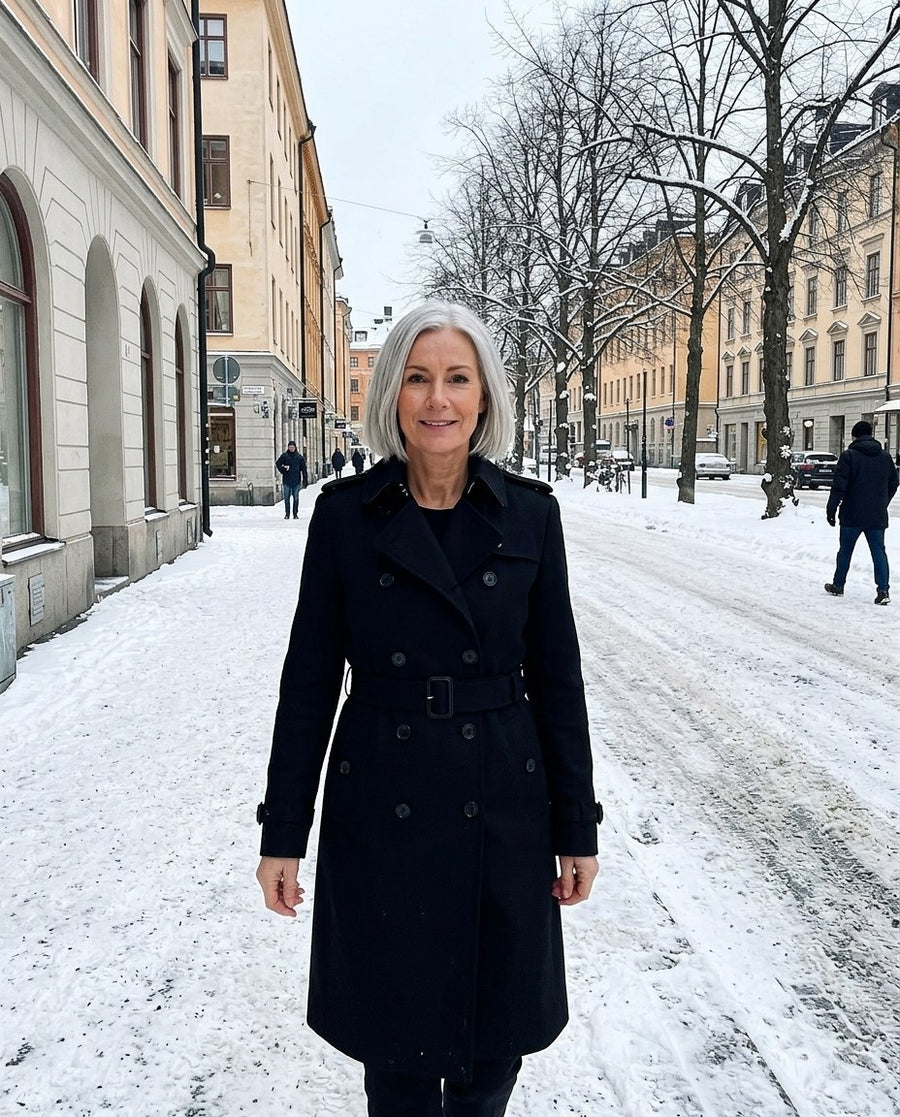 Damer Dubbelknäppt Trenchcoat i Traditionell Stil, damer dubbelknäppt trenchcoat i traditionell stil i svart, stylinginspiration på en snöig gata