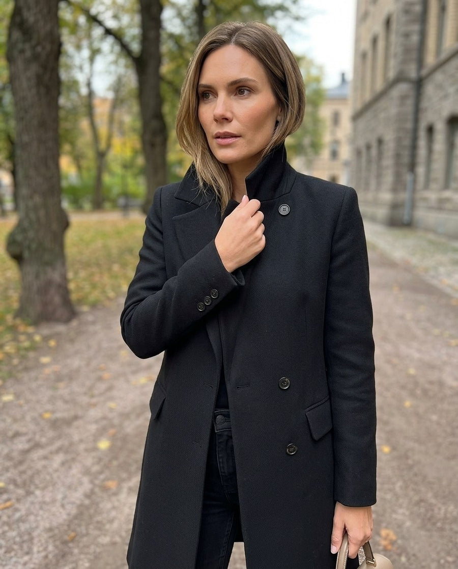 Damer Dubbelknäppt Trenchcoat i Traditionell Stil, damer dubbelknäppt trenchcoat i traditionell stil i svart, stylinginspiration närbild på materialet
