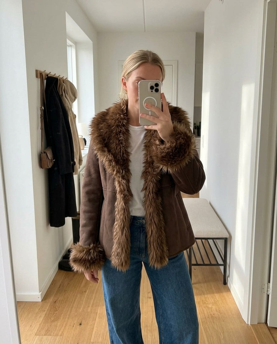 Nora, damjacka i mockalook med fuskpälskant i brun, stylinginspiration spegelbild i hallen