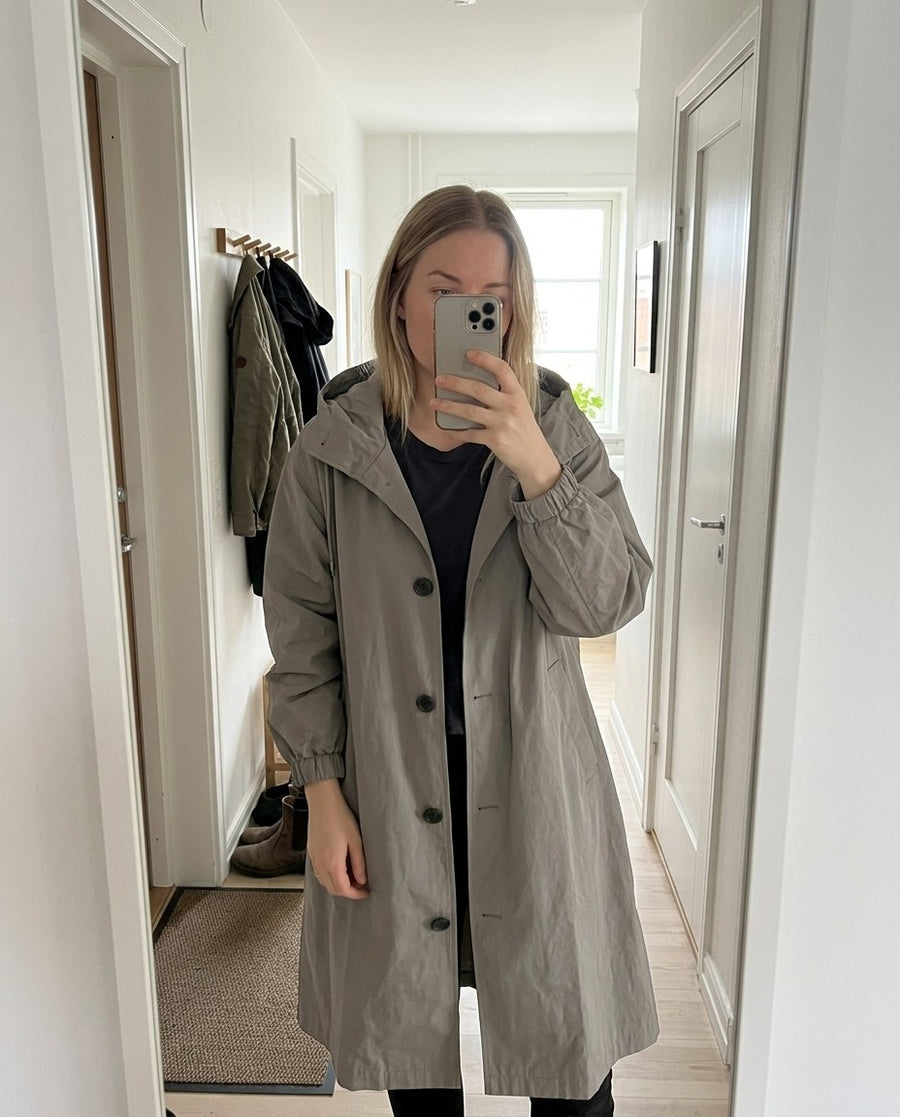 Damjacka Vattentät Trenchcoat i Nutida Design för Vardagsanvändning, damjacka vattentät trenchcoat i nutida design för vardagsanvändning i grå, stylinginspiration spegelbild i hallen