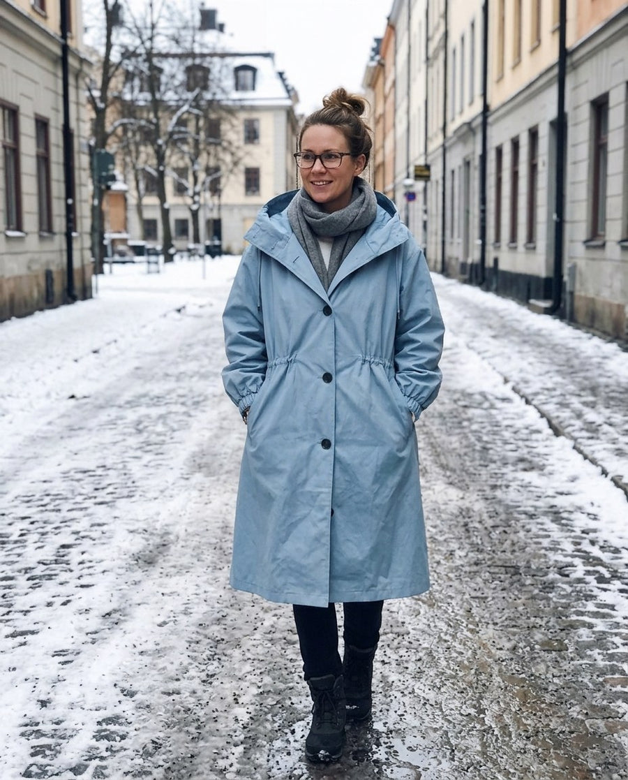 Damjacka Vattentät Trenchcoat i Nutida Design för Vardagsanvändning, damjacka vattentät trenchcoat i nutida design för vardagsanvändning i ljusblå, stylinginspiration på en snöig gata