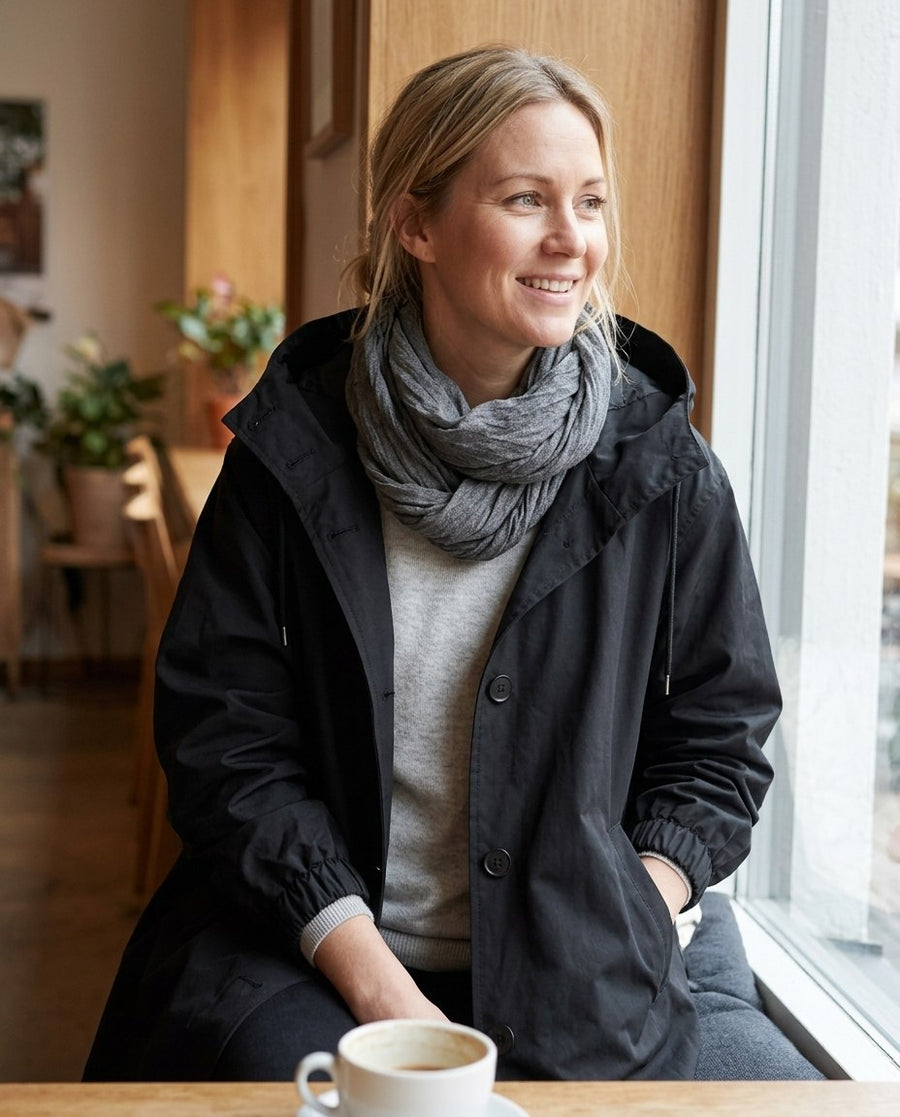 Damjacka Vattentät Trenchcoat i Nutida Design för Vardagsanvändning, damjacka vattentät trenchcoat i nutida design för vardagsanvändning i svart, stylinginspiration på ett kafé