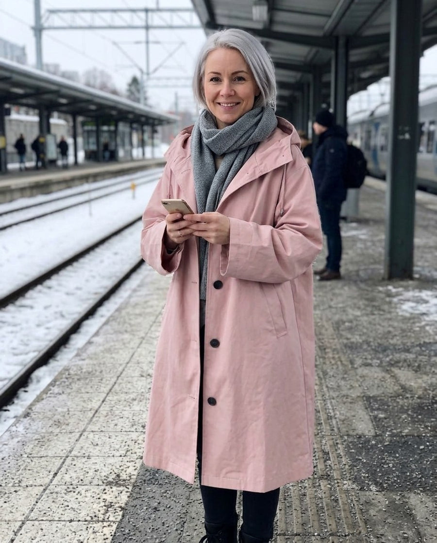 Damjacka Vattentät Trenchcoat i Nutida Design för Vardagsanvändning, damjacka vattentät trenchcoat i nutida design för vardagsanvändning i ljusrosa, stylinginspiration på en perron