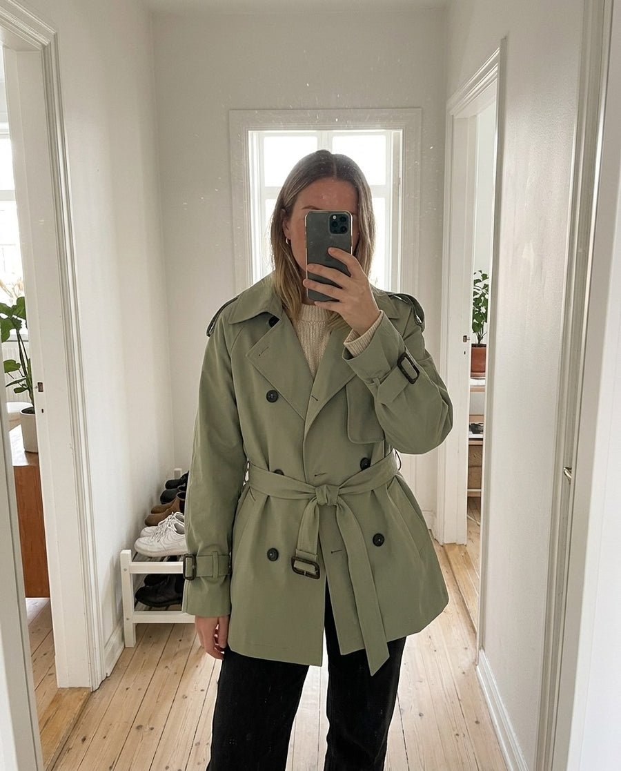 Rosemary, damtrenchcoat dubbelknäppt med skärp i grön, stylinginspiration spegelbild i hallen