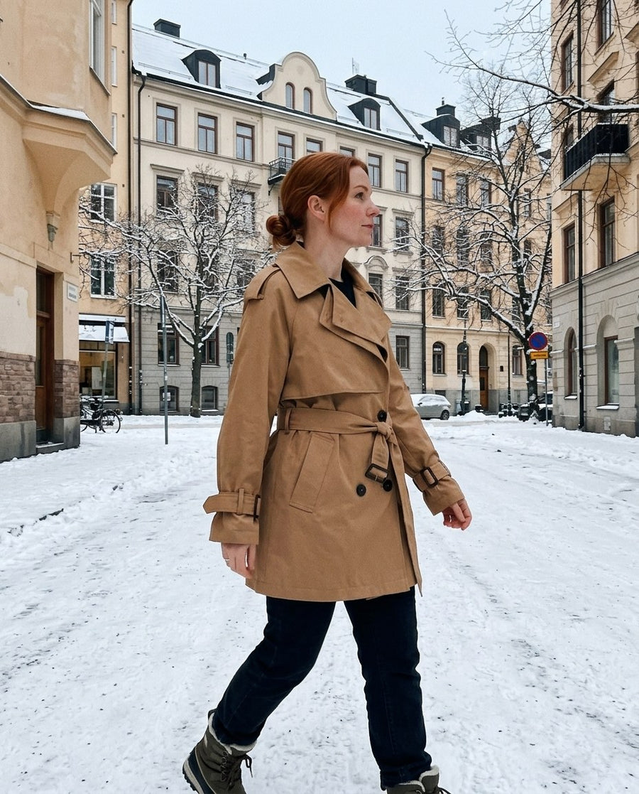 Rosemary, damtrenchcoat dubbelknäppt med skärp i brun, stylinginspiration på en snöig gata