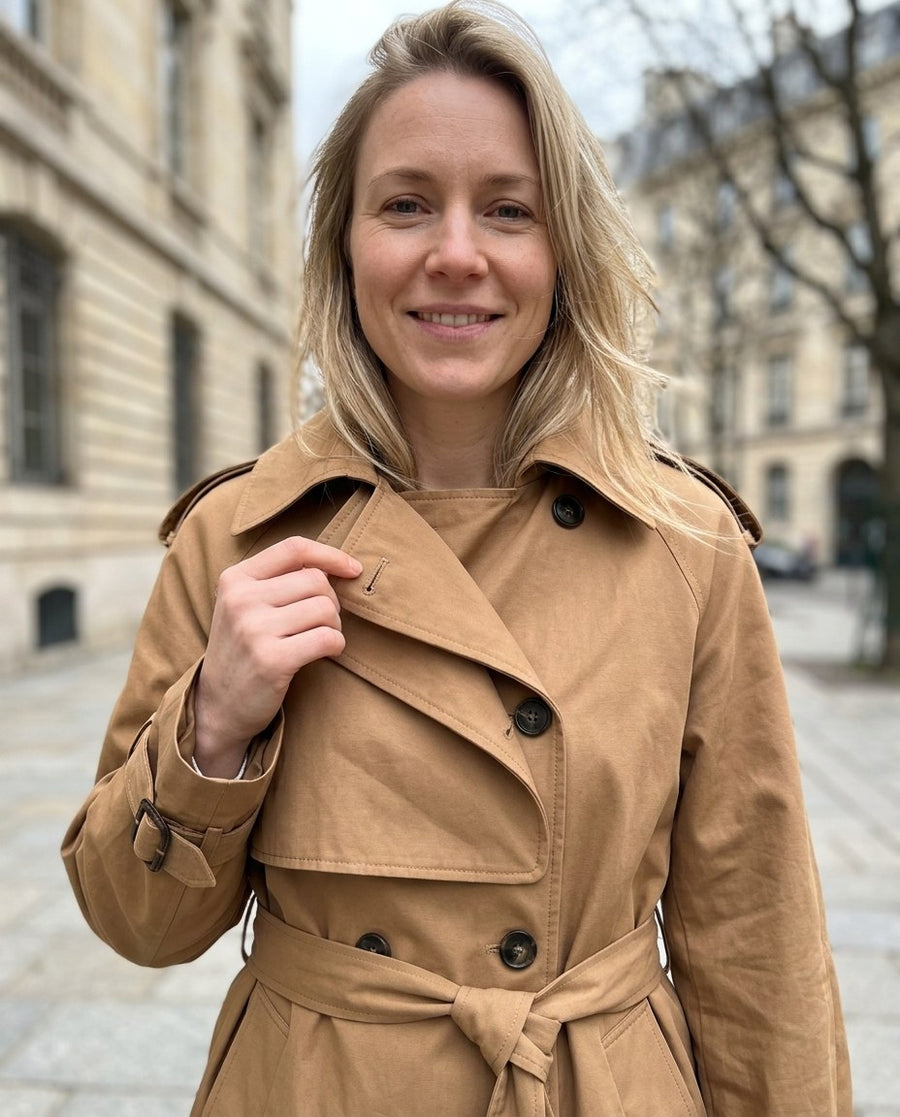 Rosemary, damtrenchcoat dubbelknäppt med skärp i brun, stylinginspiration närbild på materialet
