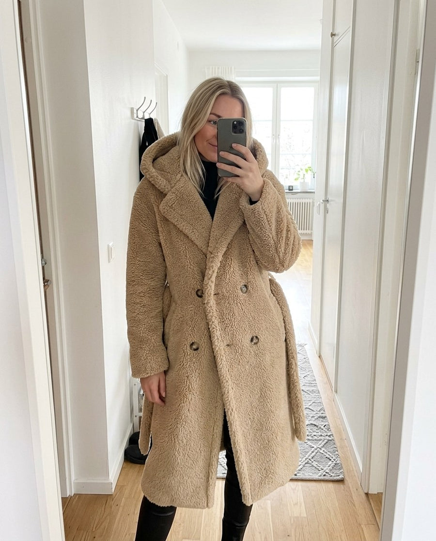Clara, damtrenchcoat med skärp och dubbelknäppning i beige, stylinginspiration spegelbild i hallen