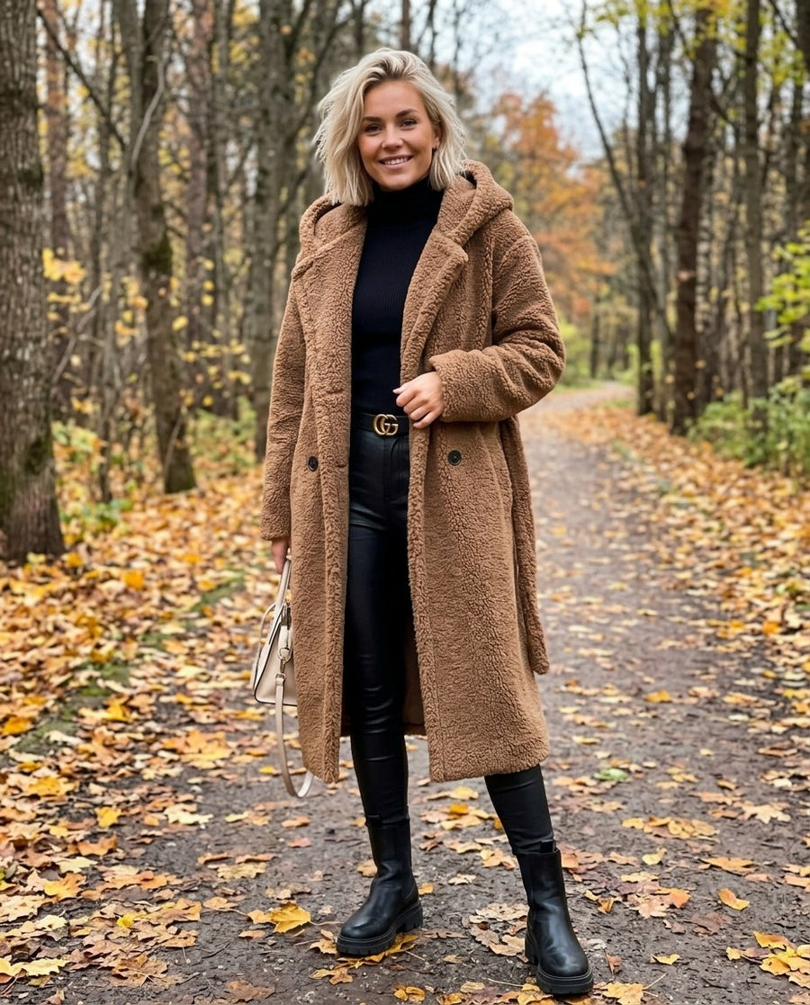 Clara, damtrenchcoat med skärp och dubbelknäppning i brun, stylinginspiration i en höstpark