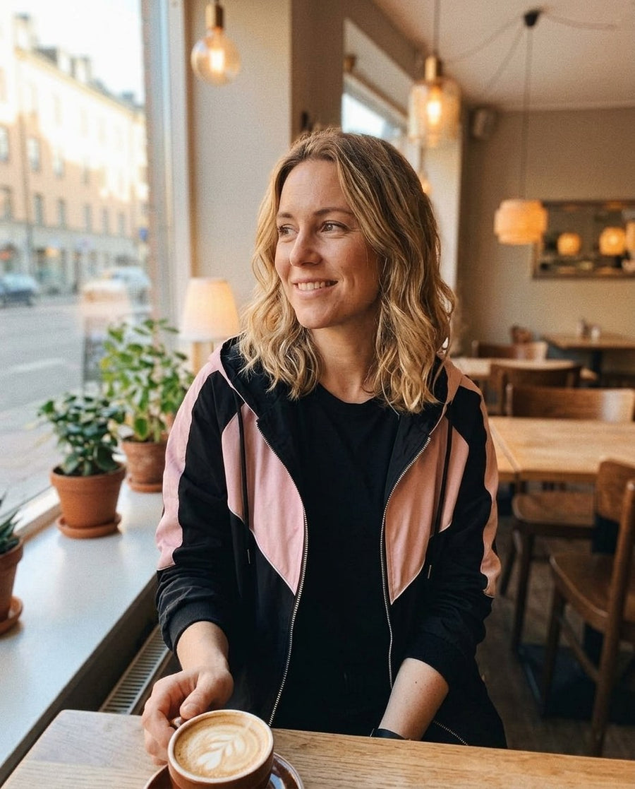 Marit, damtrenchcoat med luva i rosa, stylinginspiration på ett kafé