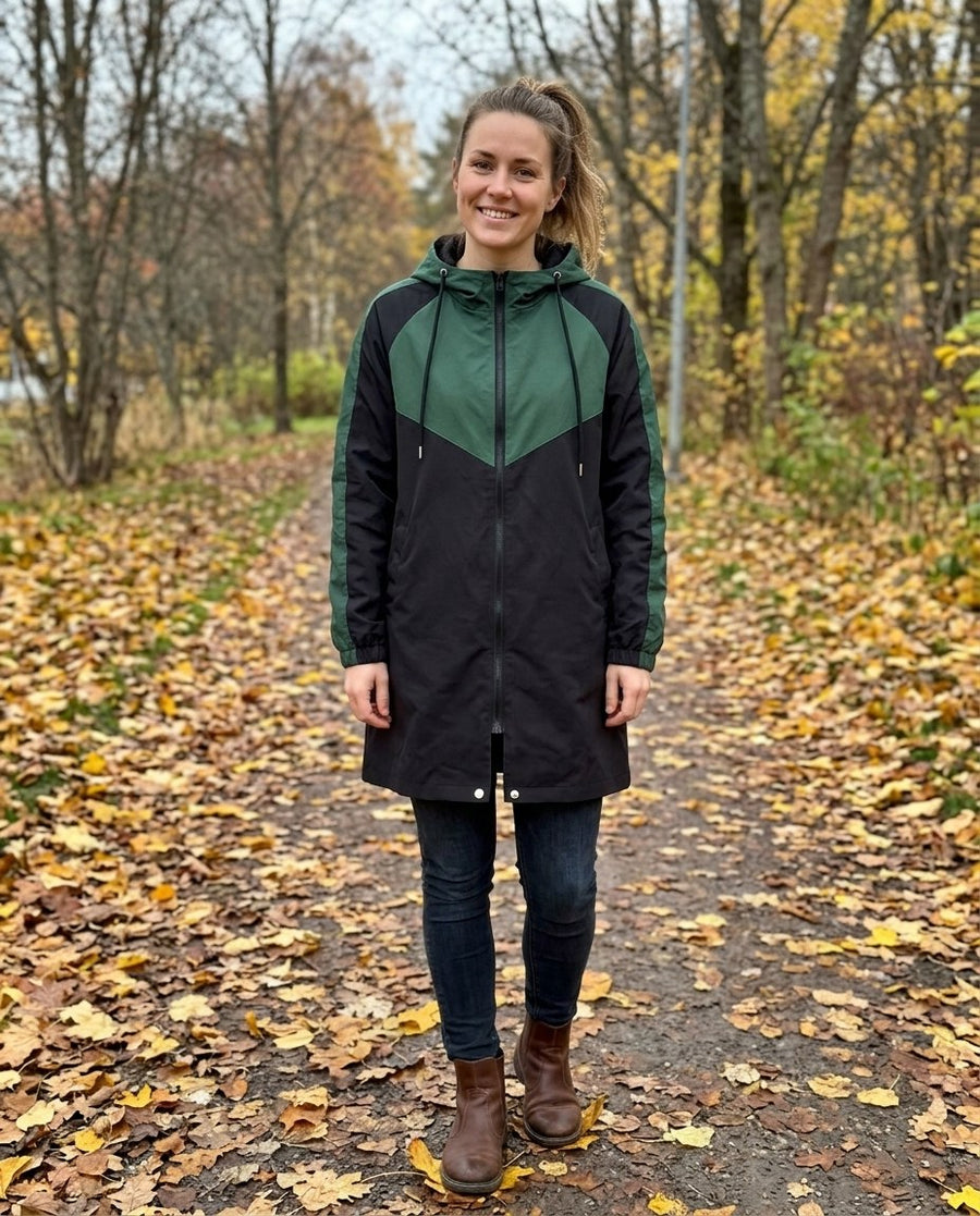 Marit, damtrenchcoat med luva i grön, stylinginspiration i en höstpark
