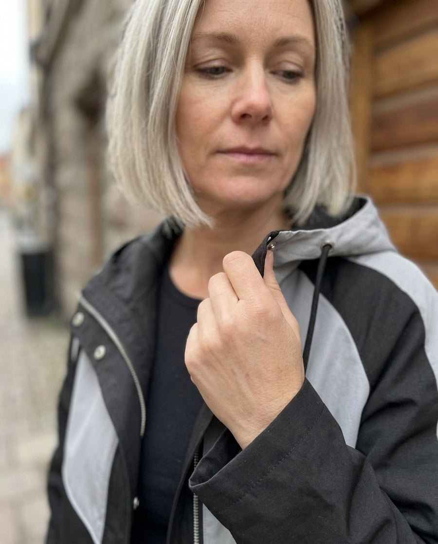 Marit, damtrenchcoat med luva i grå, stylinginspiration närbild på materialet
