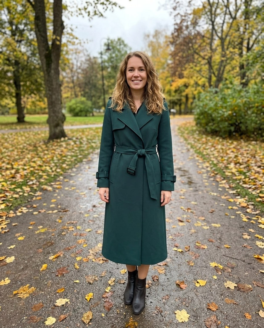 Sophia, damtrenchcoat med midja och knäppning i mörkgrön, stylinginspiration i en höstpark