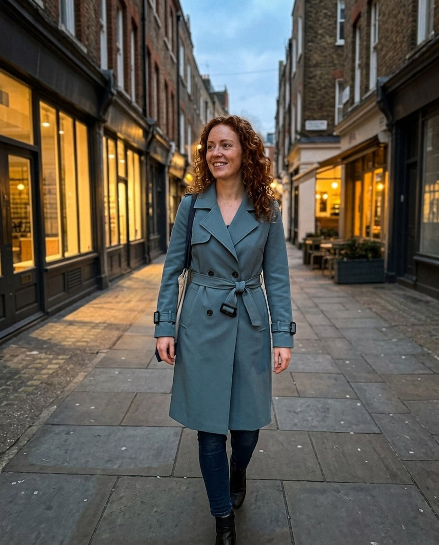 Sophia, damtrenchcoat med midja och knäppning i blå, stylinginspiration en kväll i stan