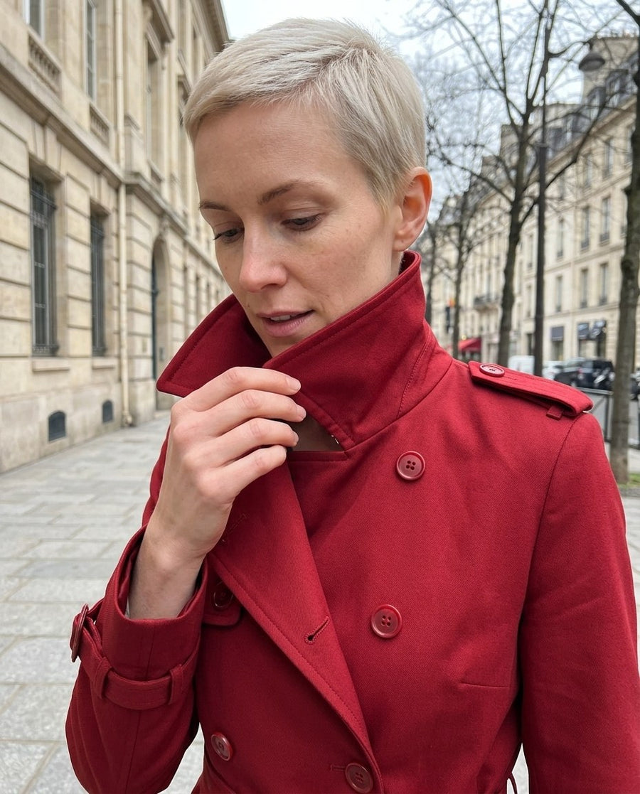 Sophia, damtrenchcoat med midja och knäppning i röd, stylinginspiration närbild på materialet