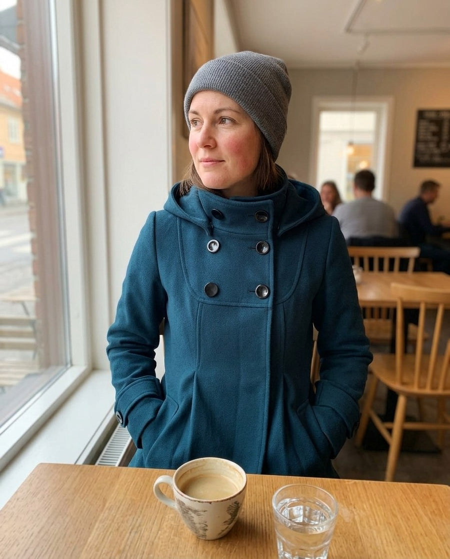 Jackor för kvinnor, dress coat i svart, stylinginspiration på ett kafé