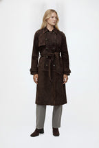 Edith, mörkbrun lång trenchcoat i mockaimitation, framifrån