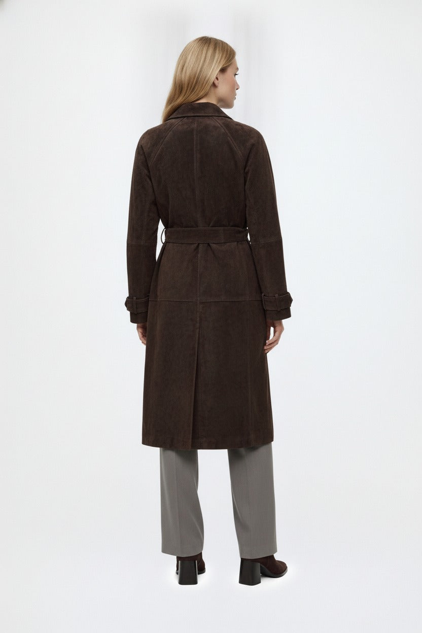 Edith, mörkbrun lång trenchcoat i mockaimitation, bakifrån