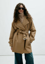 Elin, beige kort trenchcoat med skärp, framifrån