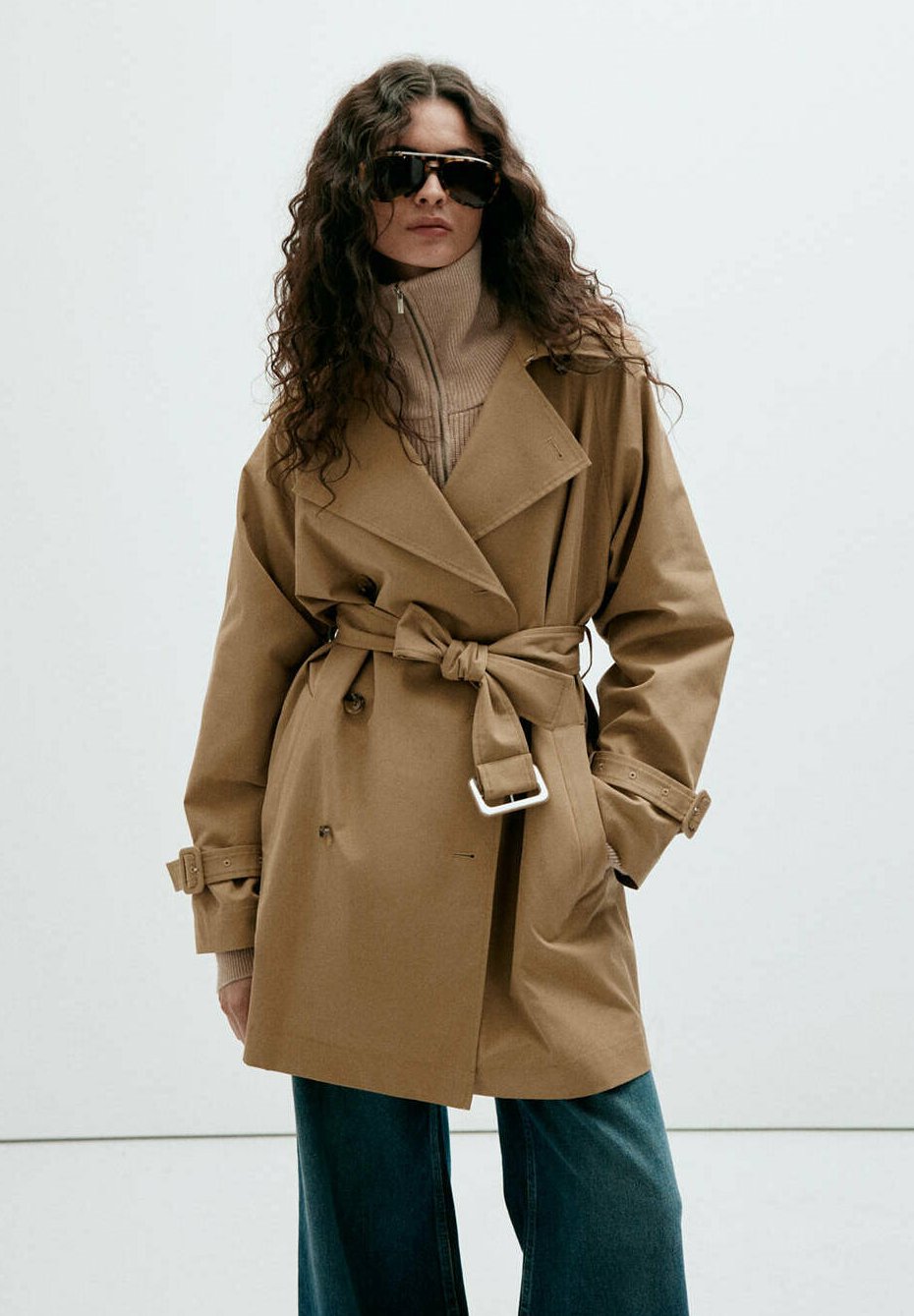 Elin, beige kort trenchcoat med skärp, framifrån