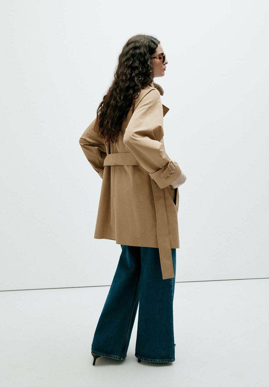 Elin, beige kort trenchcoat med skärp, från sidan
