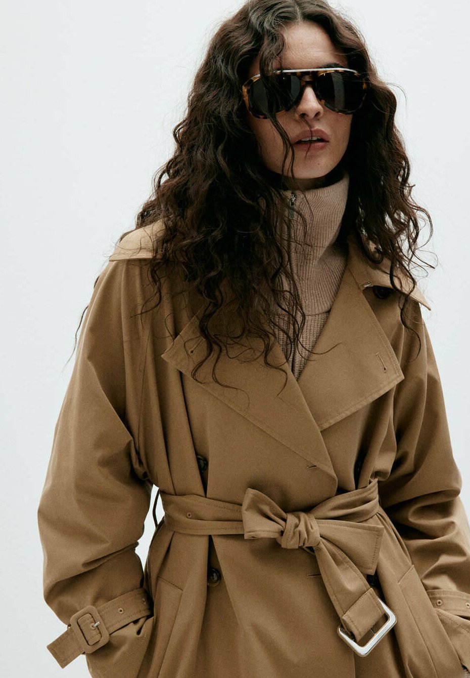 Elin, beige kort trenchcoat med skärp, framifrån