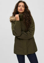 Ellen, mörkgrön parkas med huva, framifrån