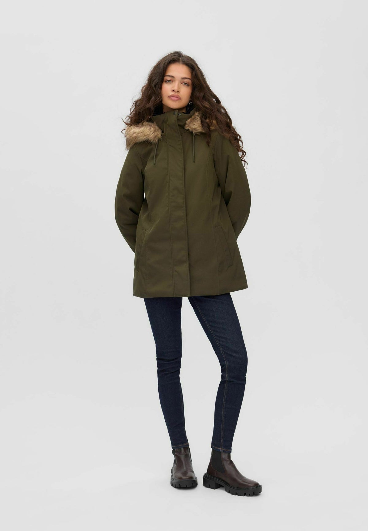 Ellen, mörkgrön parkas med huva, helfigur framifrån