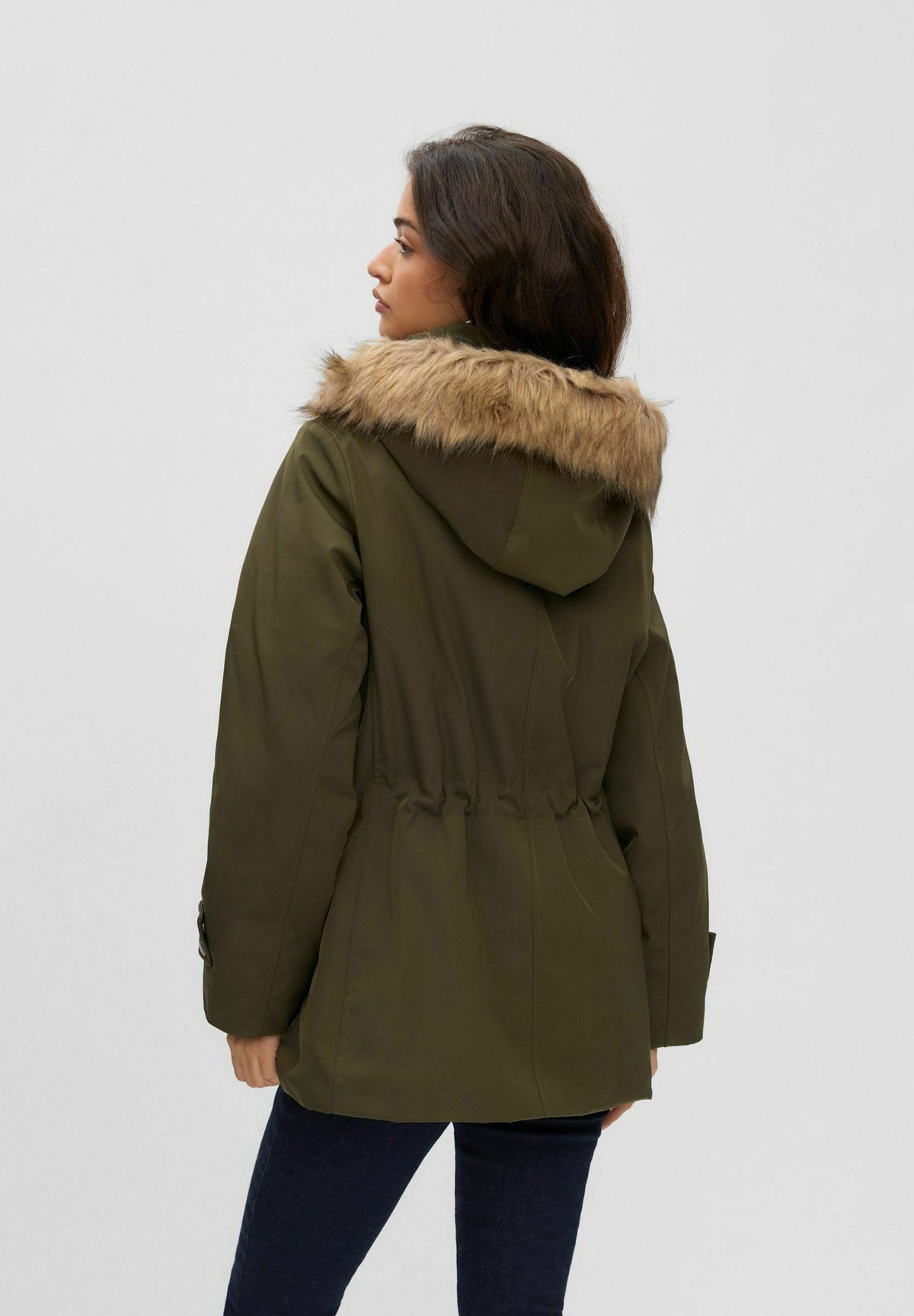 Ellen, mörkgrön parkas med huva, bakifrån