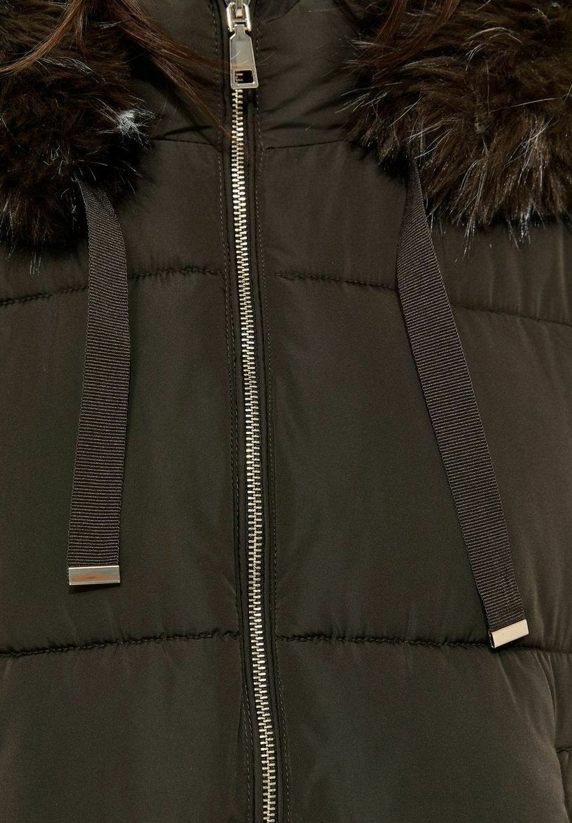 Ida, kort pufferjacka i khaki med fuskpälshuva, närbild på dragkedjan