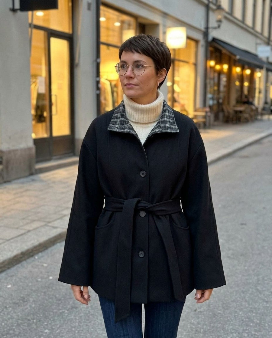 Greta, kappa med skärp och kontrastkrage för dam i svart, stylinginspiration en kväll i stan