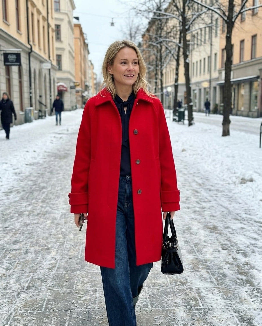 Linnea, klassisk röd kappa för dam i röd, stylinginspiration på en snöig gata