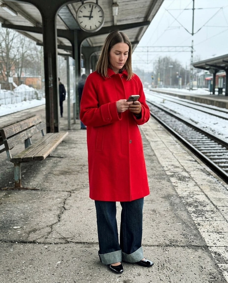 Linnea, klassisk röd kappa för dam i röd, stylinginspiration på en perron