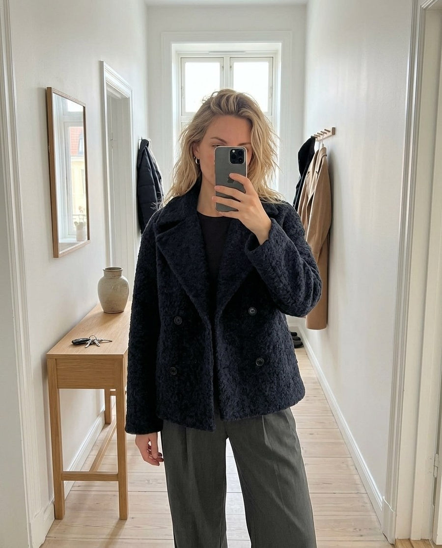 Vilda, kort dubbelknäppt kappa med slagkrage för dam i mörkblå, stylinginspiration spegelbild i hallen