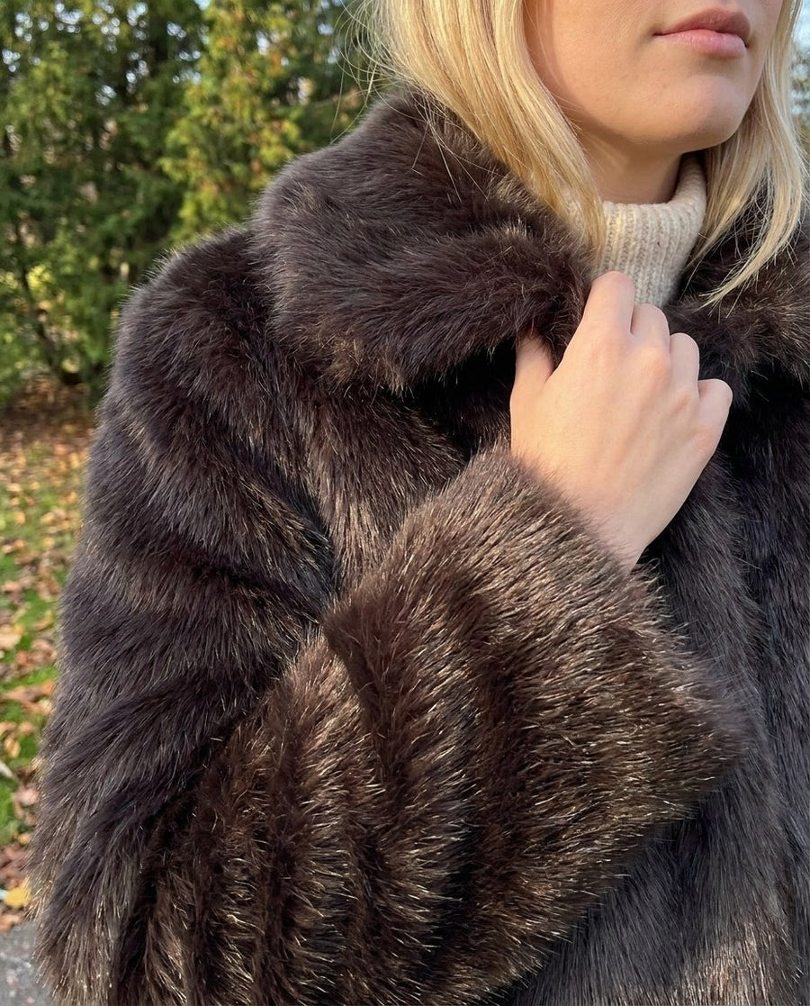Freja, kort fuskpälsjacka för dam i mörkbrun, stylinginspiration närbild på materialet