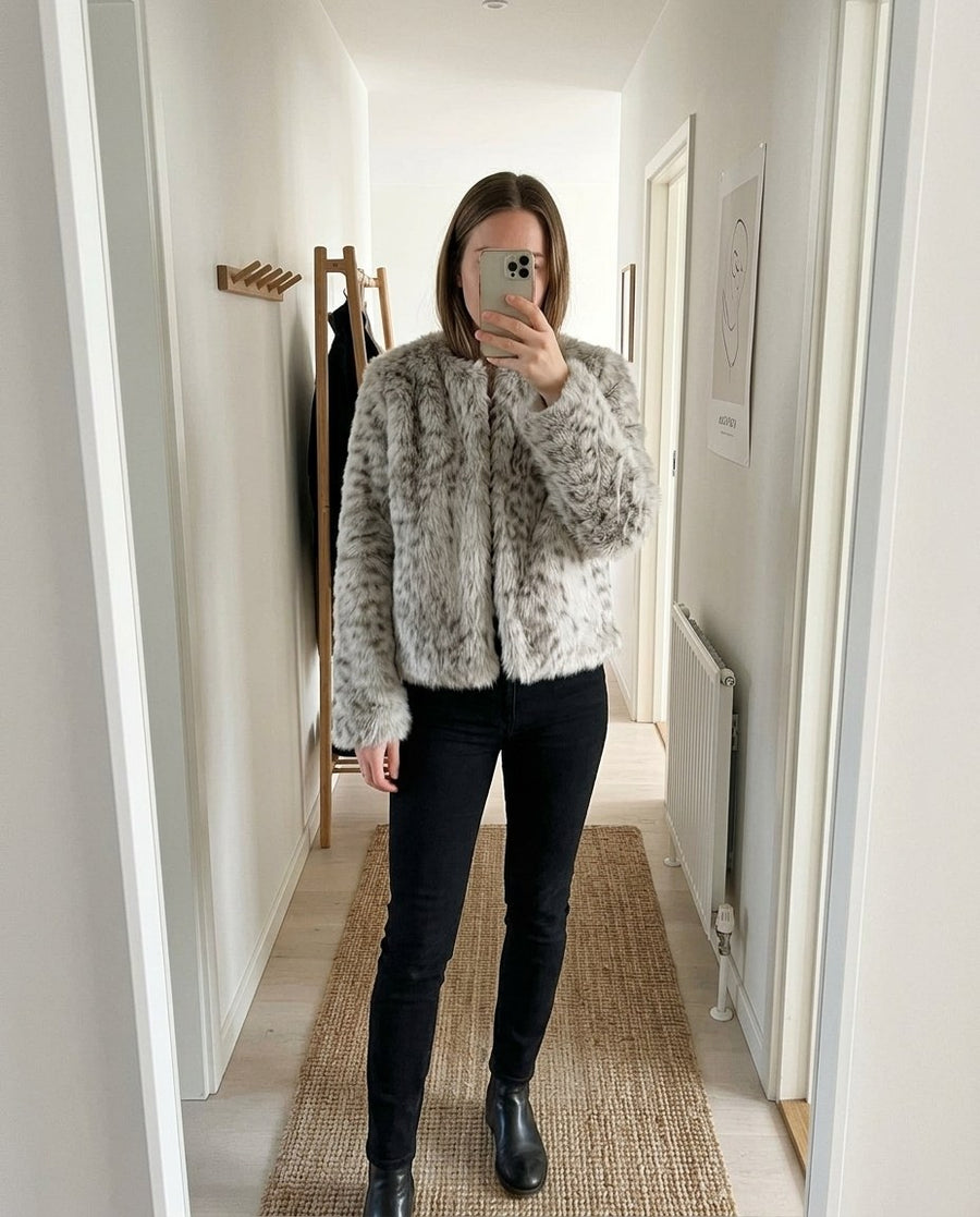 Maja, kort fuskpälsjacka med djurmönster för dam i ljusgrå, stylinginspiration spegelbild i hallen