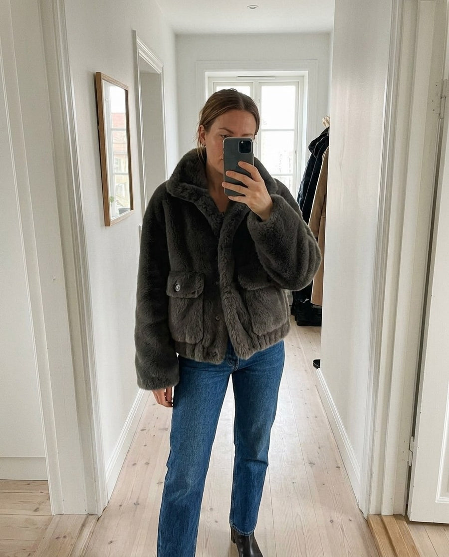 Hedda, kort jacka i mjuk fuskpäls för dam i grå, stylinginspiration spegelbild i hallen