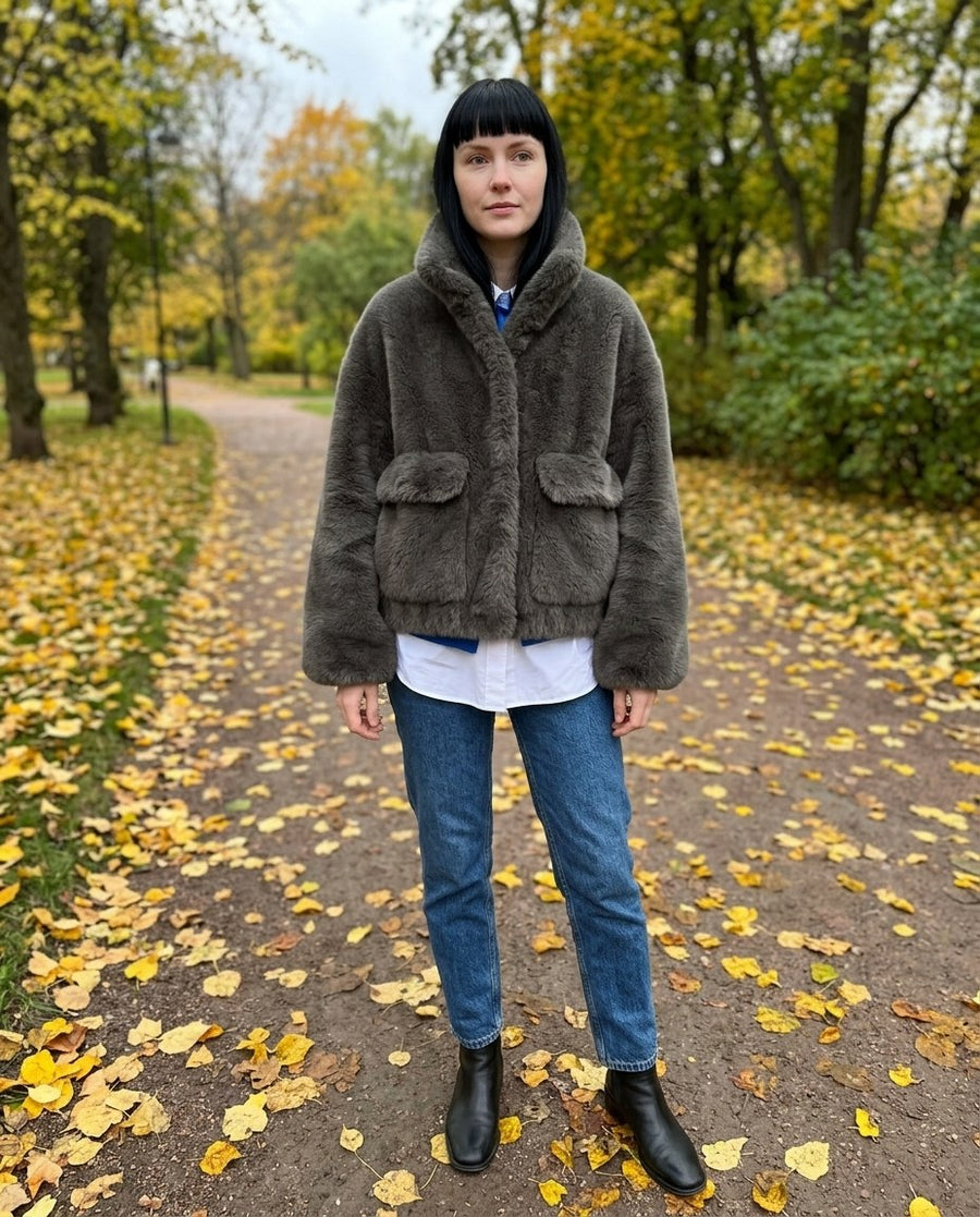 Hedda, kort jacka i mjuk fuskpäls för dam i grå, stylinginspiration i en höstpark