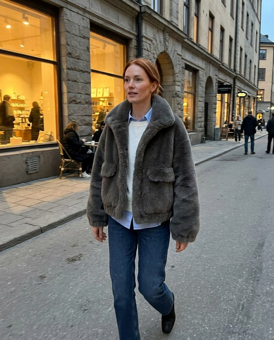 Hedda, kort jacka i mjuk fuskpäls för dam i grå, stylinginspiration en kväll i stan