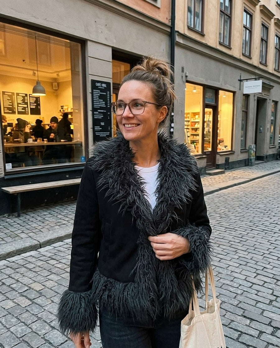 Selma, kort jacka med fuskpälskant för dam i svart, stylinginspiration en kväll i stan